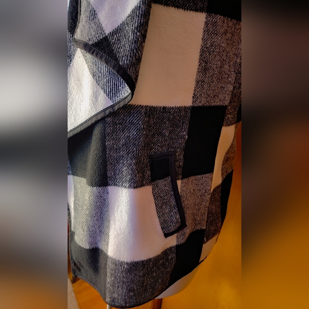 NWT Black & White Plaid Lightweight Vest β One Size Fits Most π€ - Picture 5 of 9